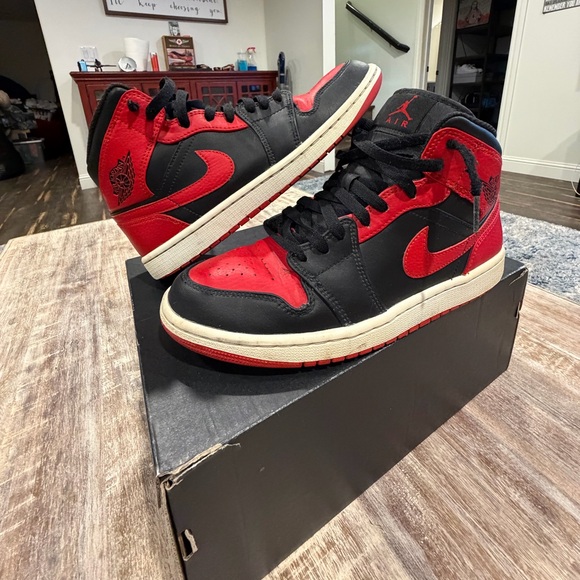 Jordan 1 Retro “banned” mids